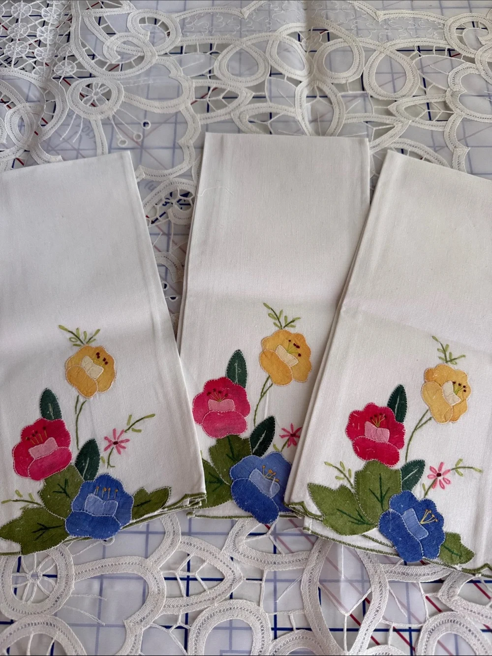 Vintage Appliqué Floral Tablecloth & 3 Napkins Cutwork Lace 1970s 4 Pc Set